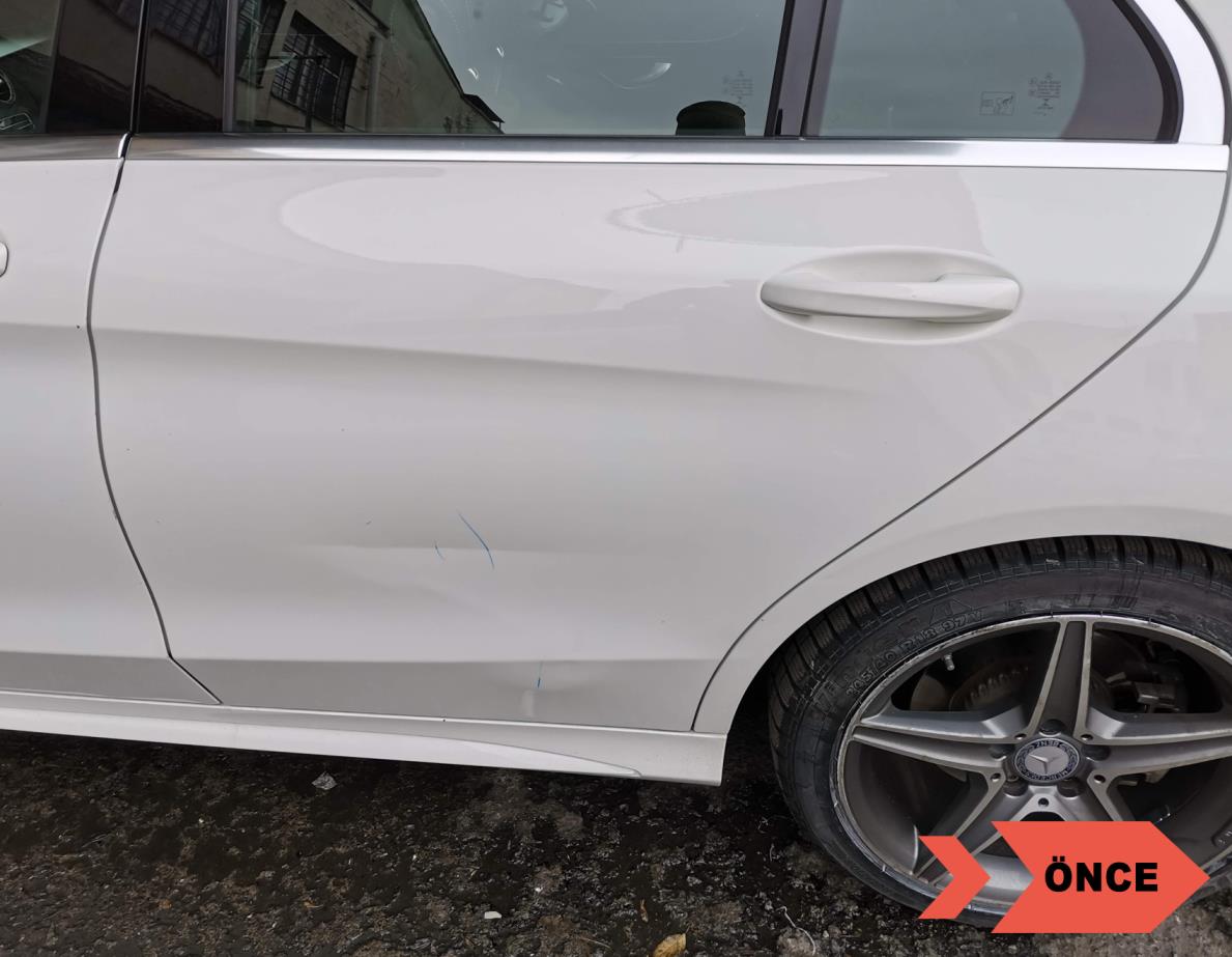 Mercedes Sol Arka Kapı Boyasız Onarım